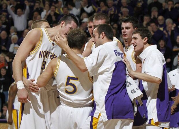 020310mp-uni-bball-8