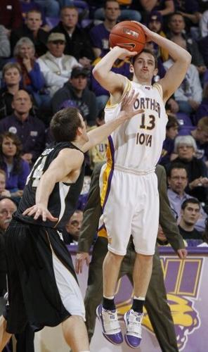 020310mp-uni-bball-2