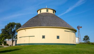 090525-cbn-news-tour-barns.jpg