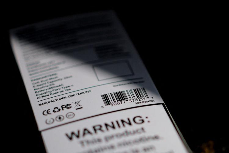 Disposable vape device with American branding