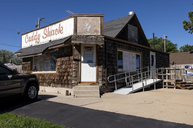 061826-cbn-news-eats-caddy-shack-p3