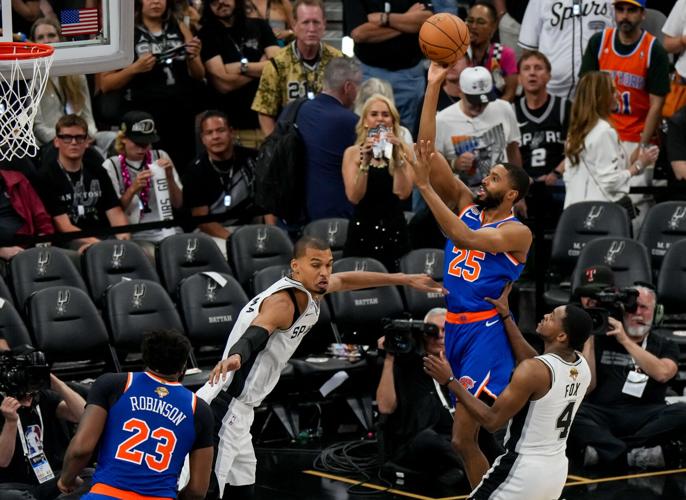 BASKETBALL-NBA-SAS-NYK/