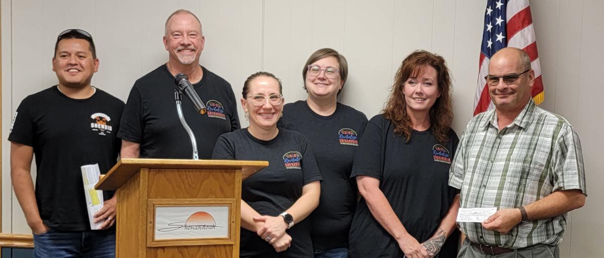 Forum makes donation to Shenandoah library, city fireworks display