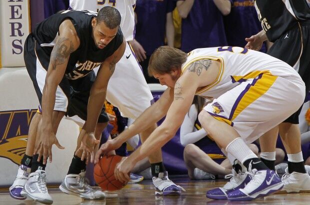 020310mp-uni-bball-14