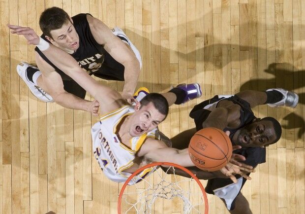 020310mp-uni-bball-11