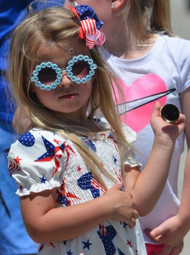 HJ - Watching Parade