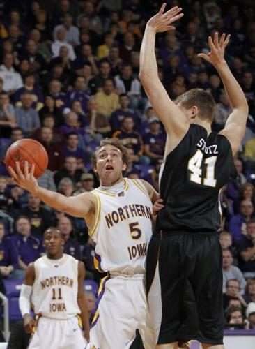 020310mp-uni-bball-13