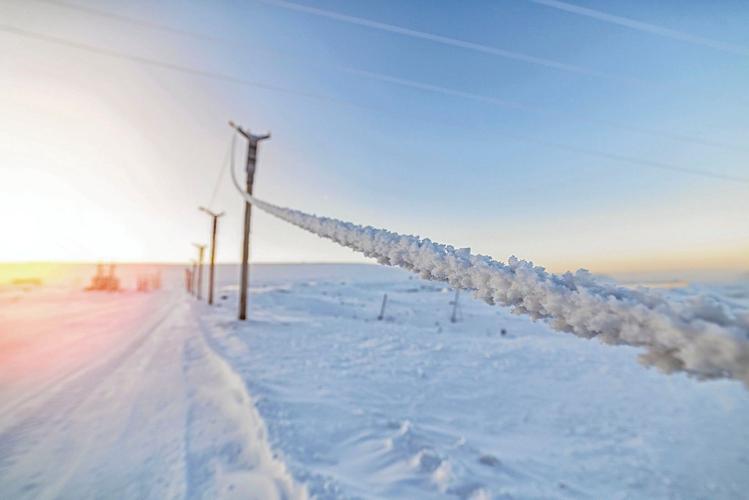 Electrical cable covered with a layer of frost.