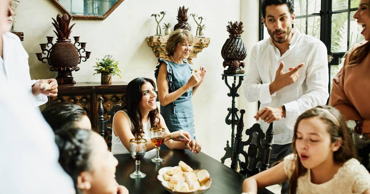 11 Phrases That Make You ‘Instantly Unlikable’ at Family Gatherings, According to an Etiquette Expert