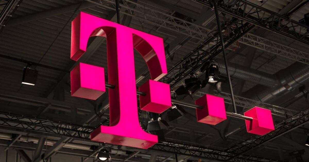 T-Mobile adds free new service as it loses phone customers