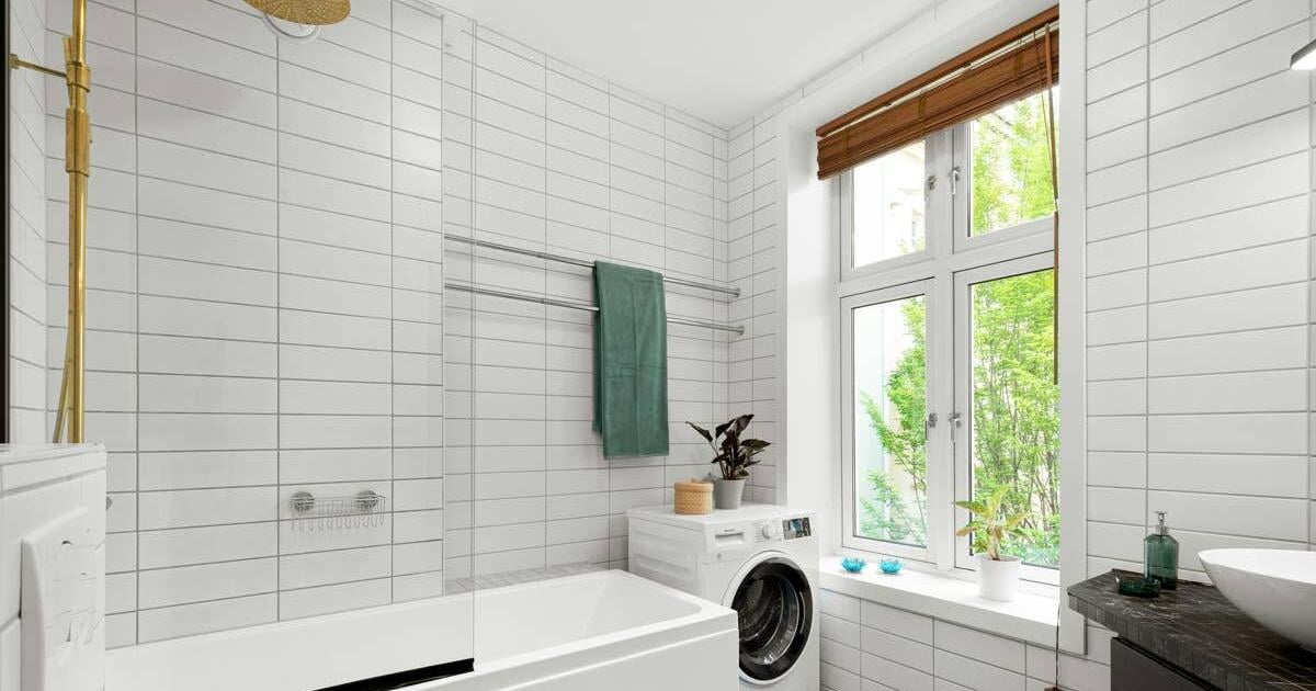 a-bathroom-with-a-sink-toilet-and-bathtub-stockpack-unsplash