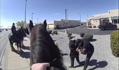 Shoplifter chased by police on horses in New Mexico, video shows | Odd ...
