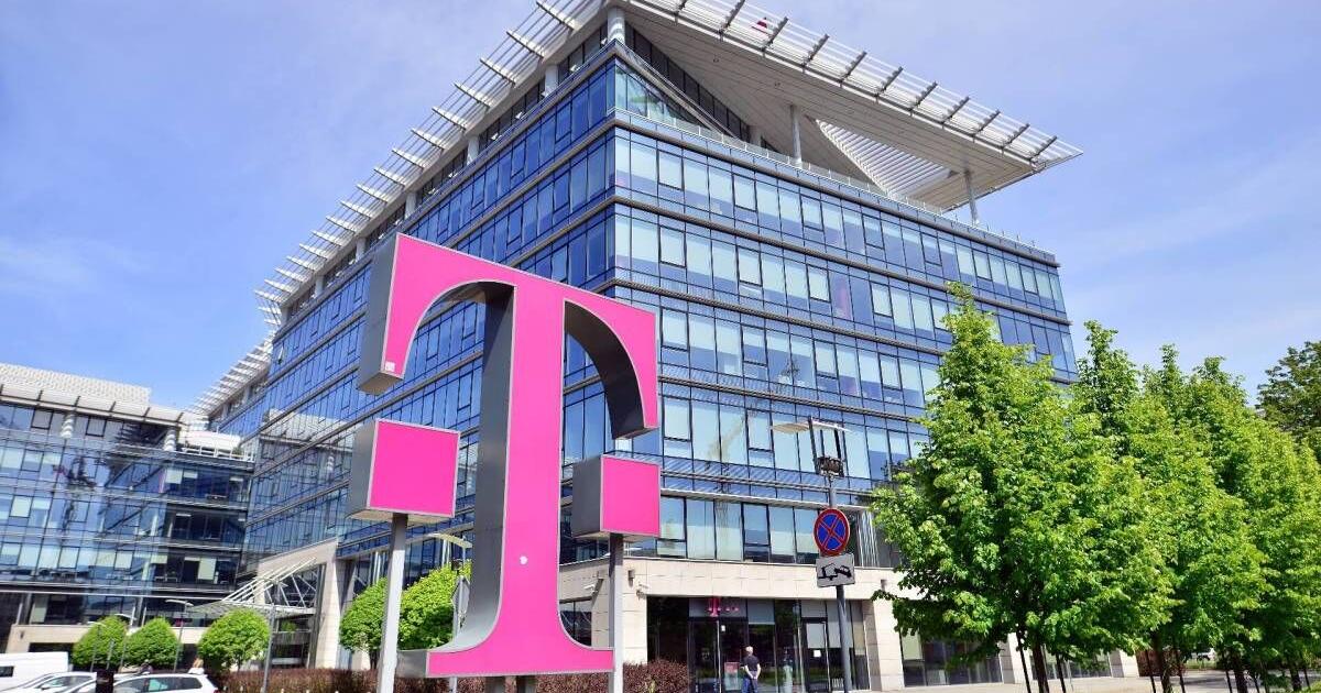 T-Mobile CEO plans major changes after more phone customers flee
