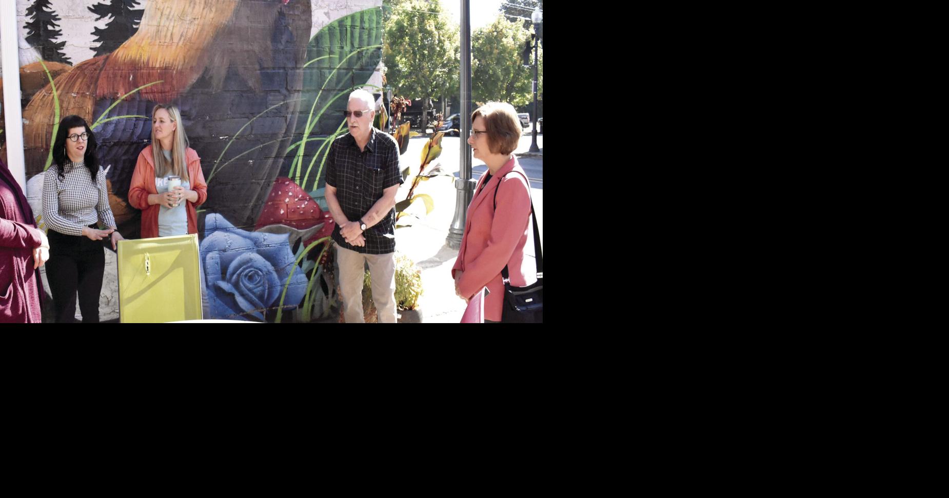 Bonamici Tours Vernonia Murals Community News