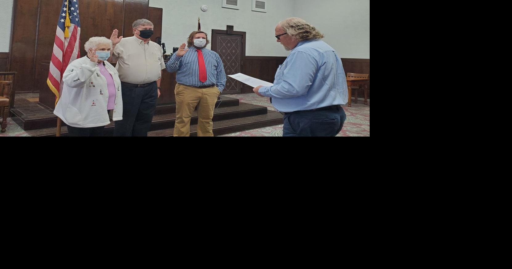 Vinton County Court Judge Jeffrey Griffith swears in McArthur council