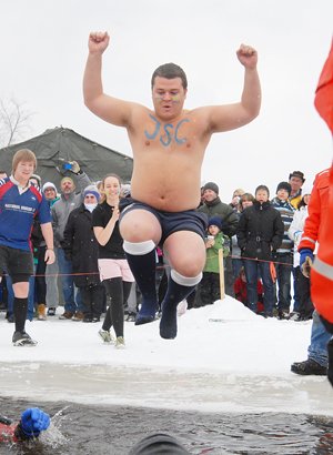 People plunge into Lake Elmore for a good cause