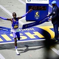 केन्याई डबल-डबल के रूप में कोरिर, लोकेडी ने बोस्टन मैराथन का खिताब बचाया