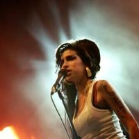 एमी वाइनहाउस के पिता कपड़े बेचने के लिए दोस्तों के खिलाफ मुकदमा हार गए