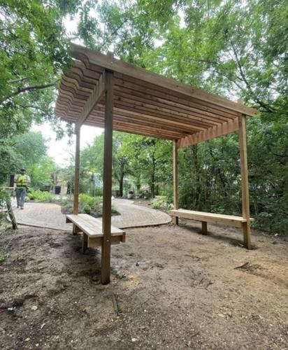 Faculty members, students unite to build new pergola at Cameron Park Zoo in Waco