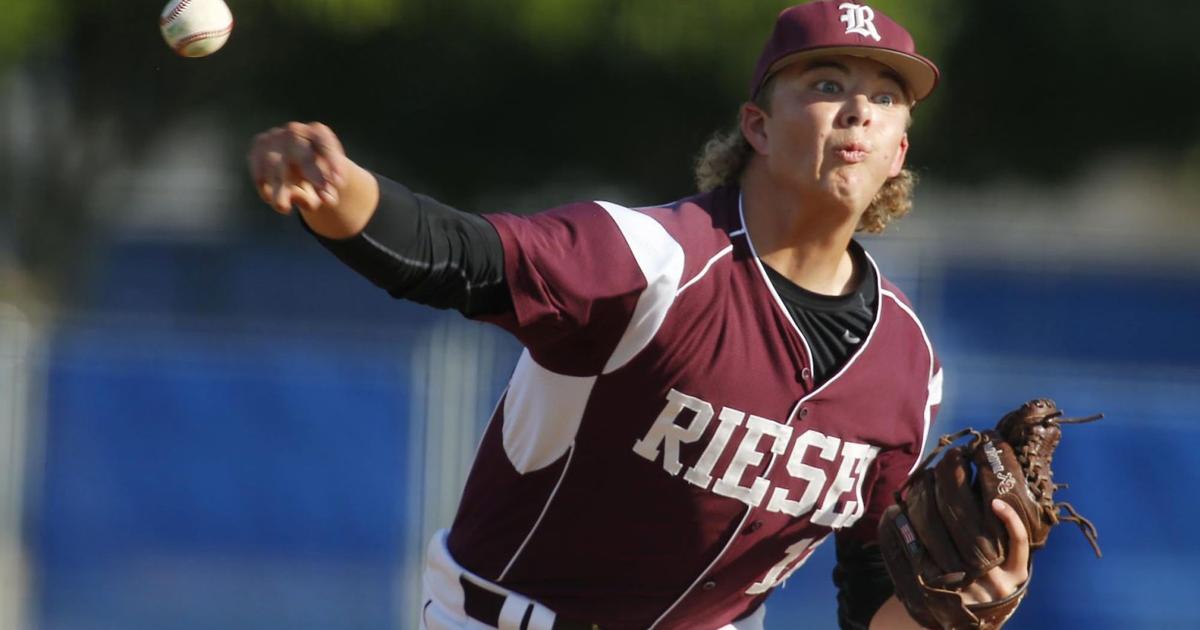 Riesel rises to occasion in 1st game, runs away from Crawford, 8-1