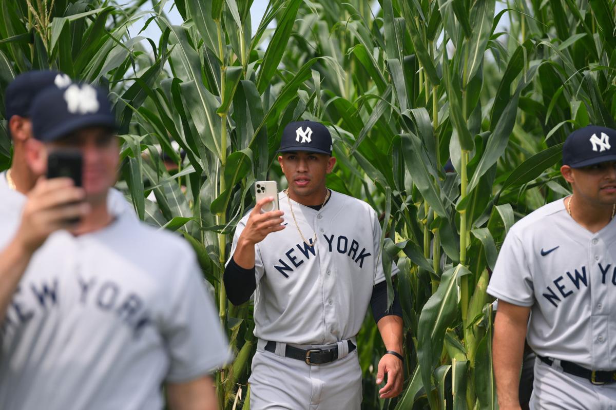 Chicago White Sox vs New York Yankees 2021 Field of Dreams iowa Unisex T- shirt