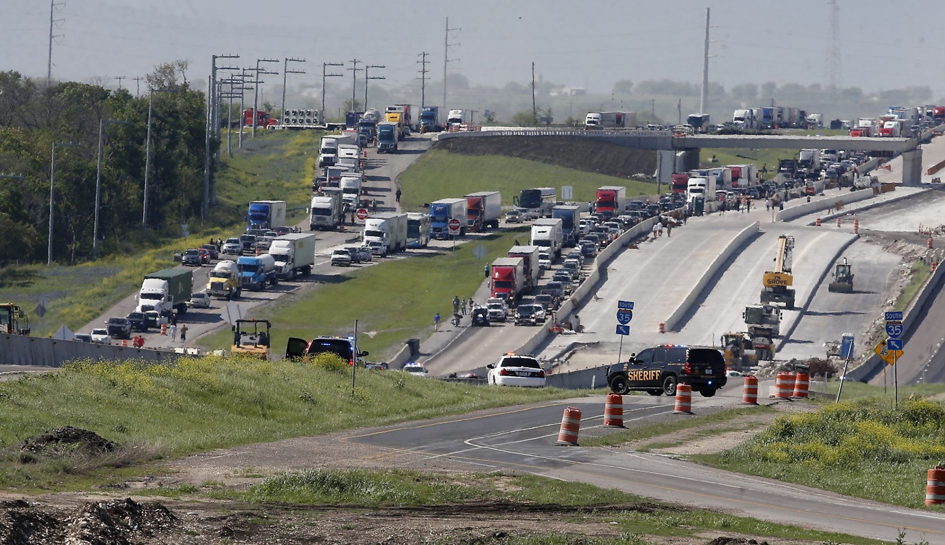 I 35 closed during 2 hour standoff with veteran on freeway