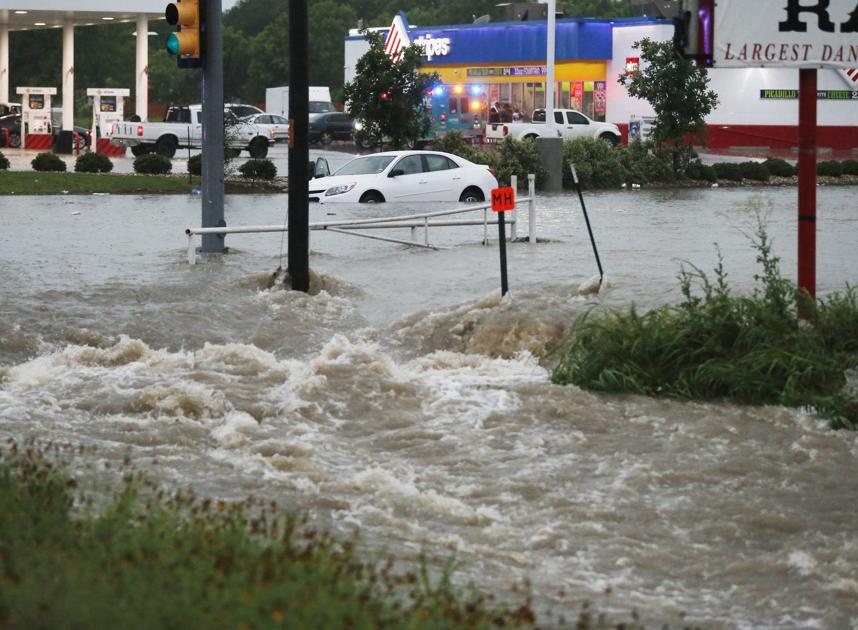 Flash flooding strands drivers around Waco Weather