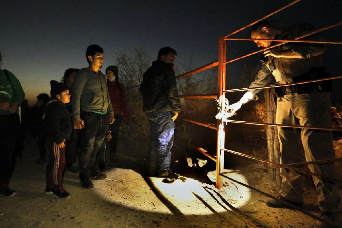 US-NEWS-HUNDREDS-OF-MIGRANTS-CROSS-THE-SD.jpg