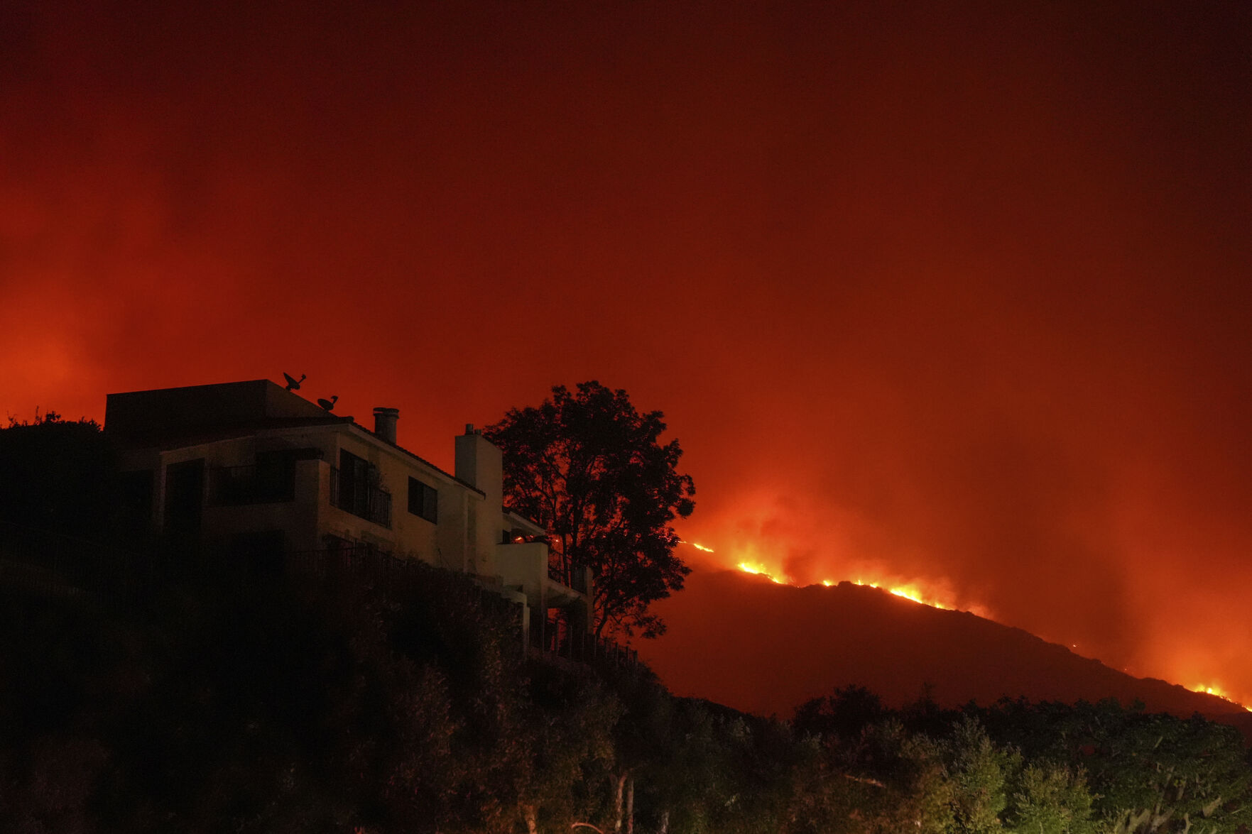 Celebrities And Coastal Residents Flee From Wind-driven Wildfire In Malibu