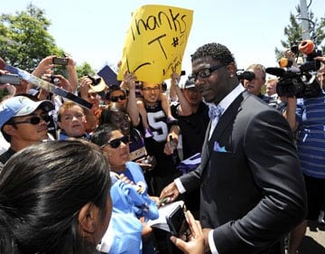 LaDainian Tomlinson signs 1-day contract with Chargers, retires