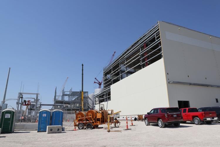 Gov. Abbott tours 1B paper mill shaping up in Waco