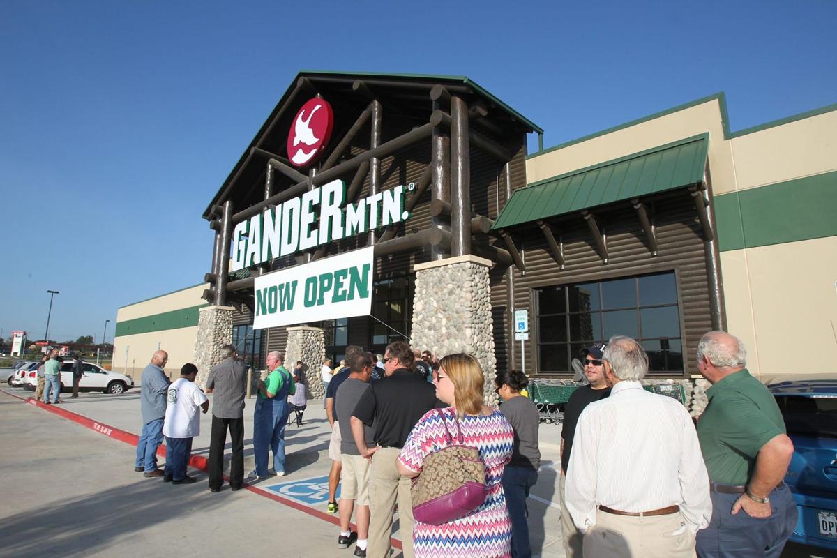 Gander Mountain opens to crowd of awaiting customers Business