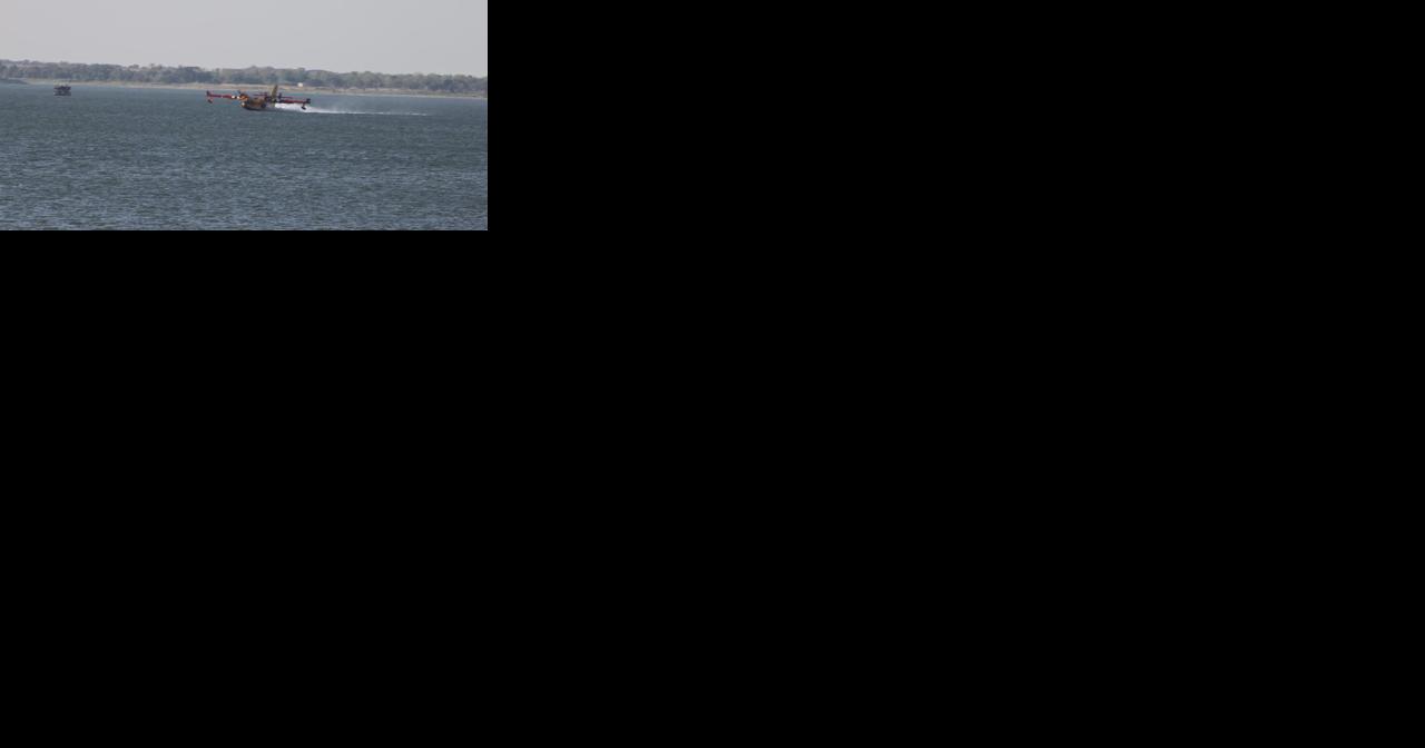 Plane dips into Lake Waco for water to fight Lorena-area fire - Vimarsana News
