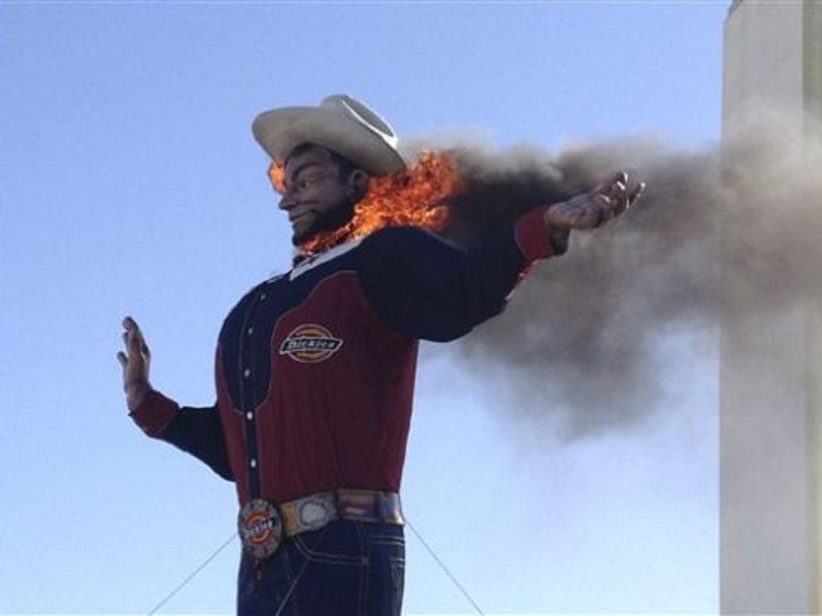 Big Tex Goes Up In Flames At State Fairgrounds In Dallas Latest Headlines Wacotrib Com Big Tex Goes Up In Flames At State Fairgrounds In Dallas Latest Headlines Wacotrib Com
