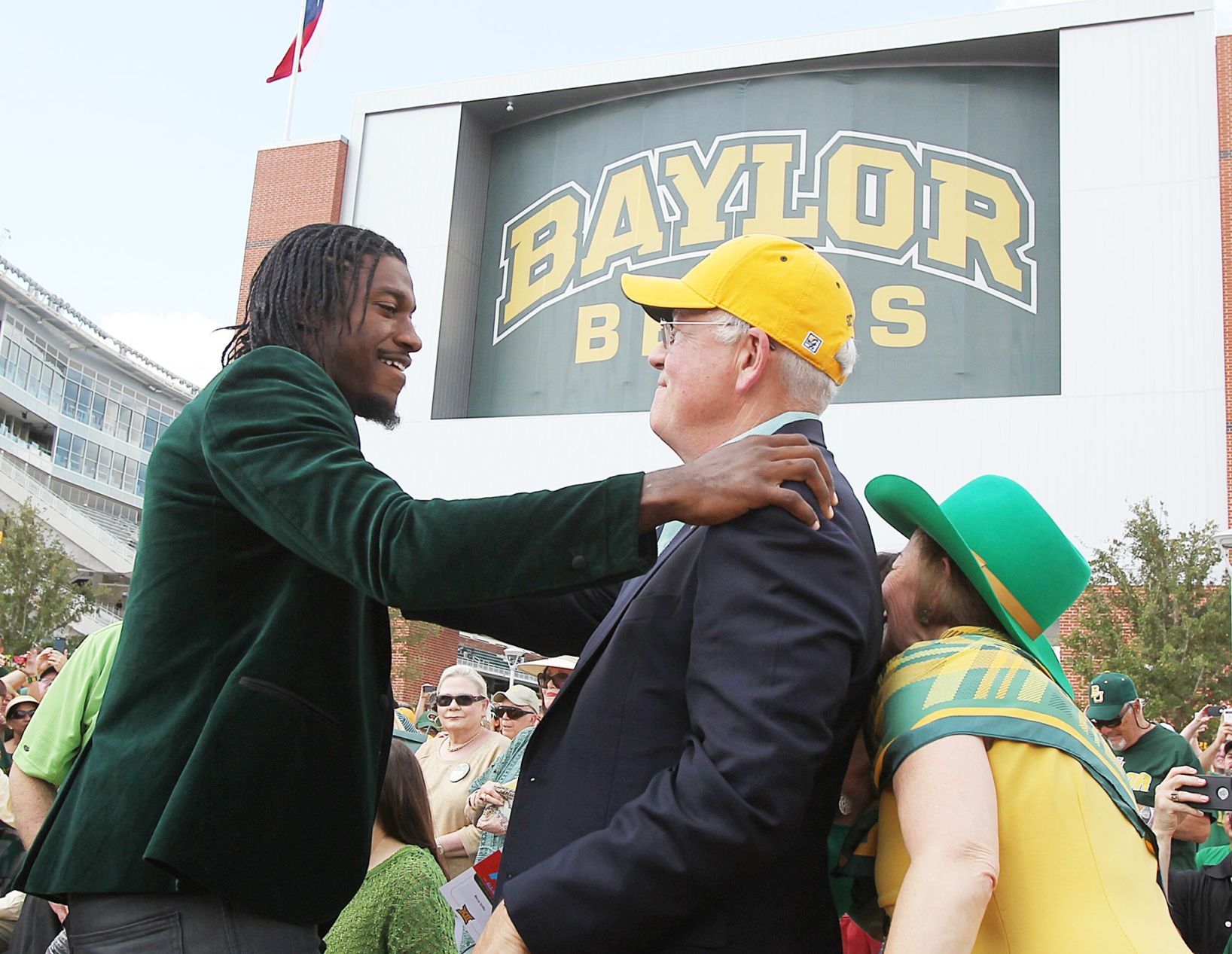 RGIII statue unveiled to hundreds of chanting Baylor fans