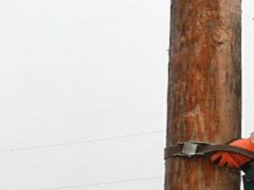 The Right Gear In Line What Electrical Linemen Carry On The Climb