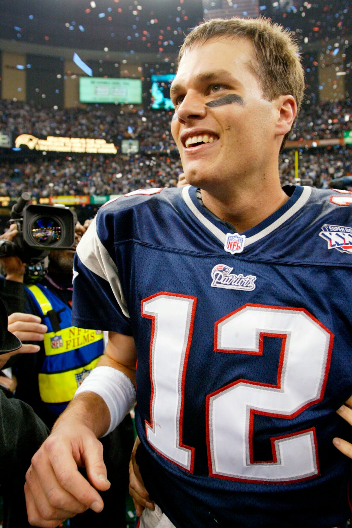 Must be so Cool to have 6 Super Bowl Rings: @TomBrady celebrates SIX Super  Bowl championship