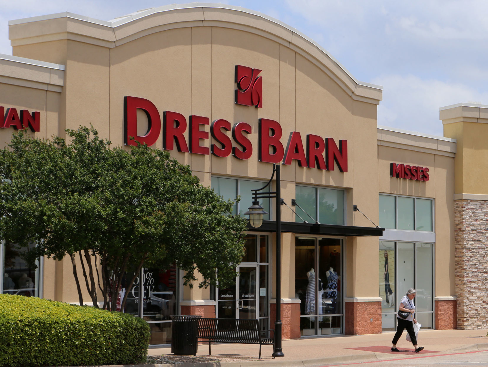 Dressbarn plans to close all 650 stores 
