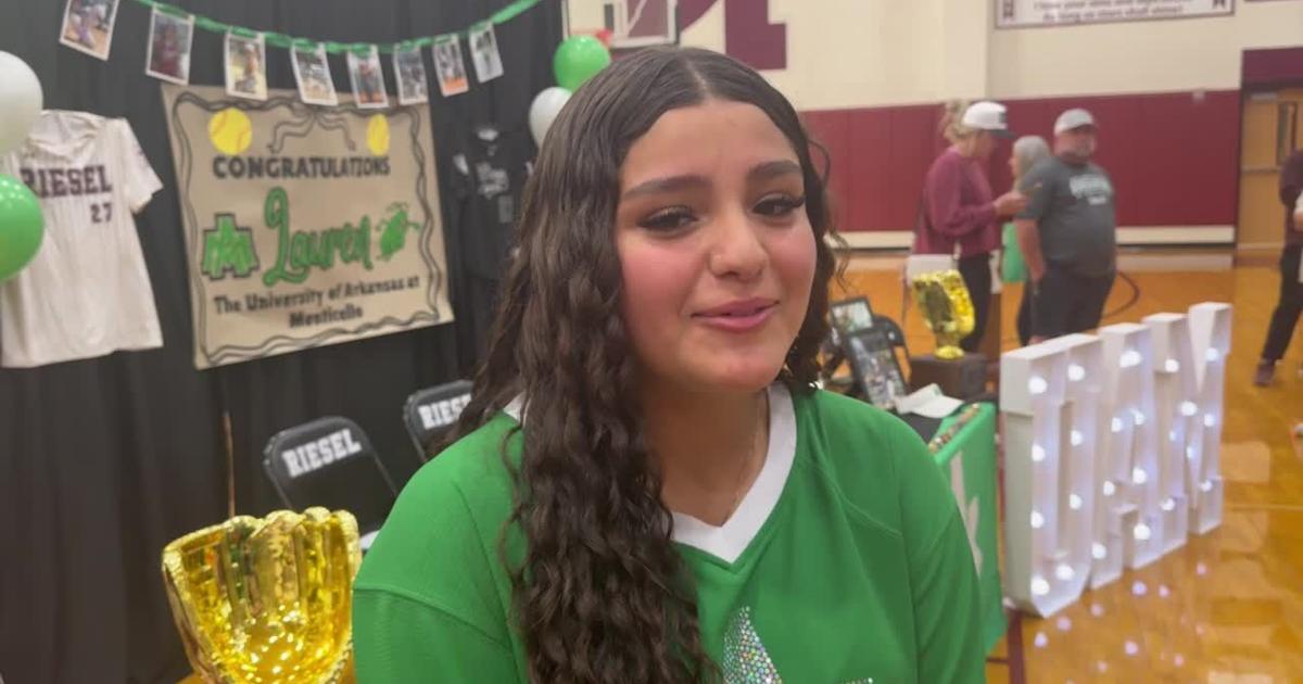 Rylan Letters Riesel's Rylan Stein, Lauren Summers sign college letters