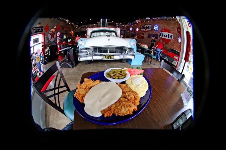 Familystyle meals, Americana decor deliver at Jake’s Texas Tea House