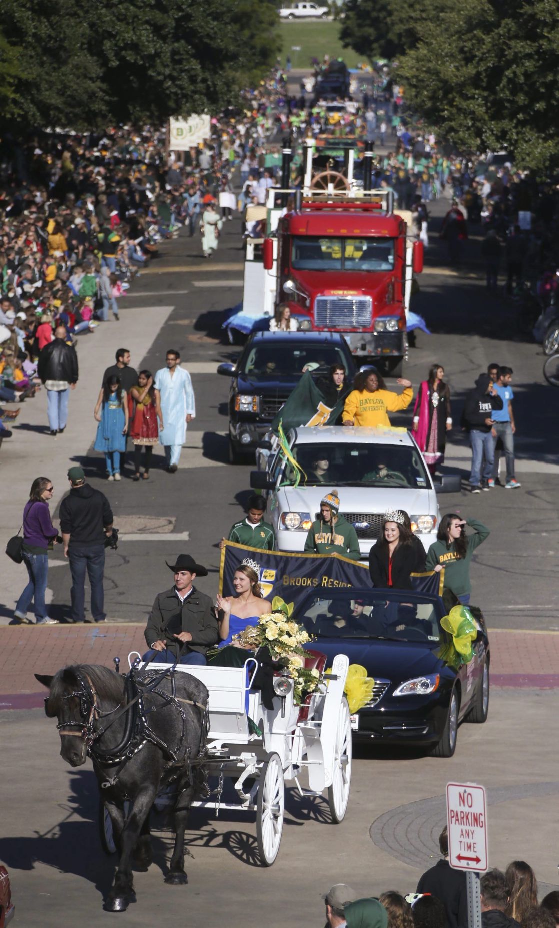 Baylor bearly changes with familiar parade, traditions