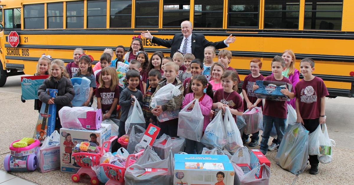 Riesel ISD gives to Toys for Tots