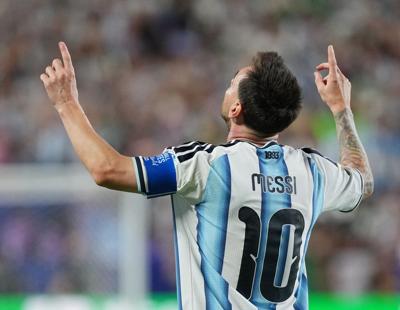 16 de junio de 2026; Kansas City, Misuri, EE. UU.; Lionel Messi, de Argentina, celebra tras marcar el segundo gol de su selección.