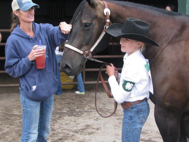 Final words of advice at 4-H horse show