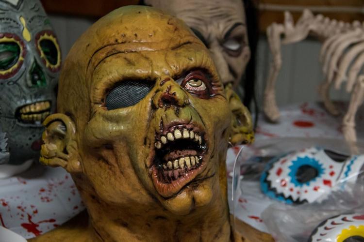 haunted houses - p5 - masks, not makeup