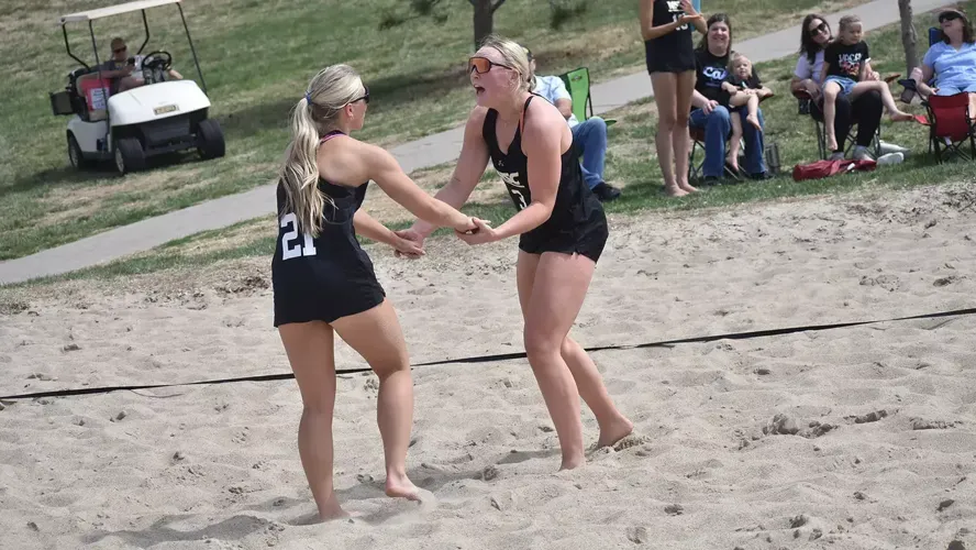 WSC sweeps Erksine College to advance at AVCA Small College Beach Championships