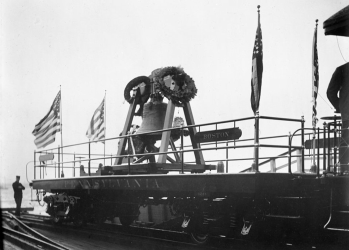 Liberty Bell in Omaha before the crowds 1915