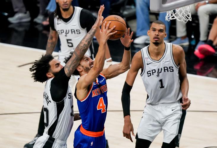 BASKETBALL-NBA-SAS-NYK/