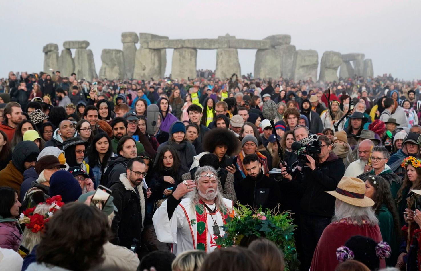 watch now thousands greet summer solstice at stonehenge world