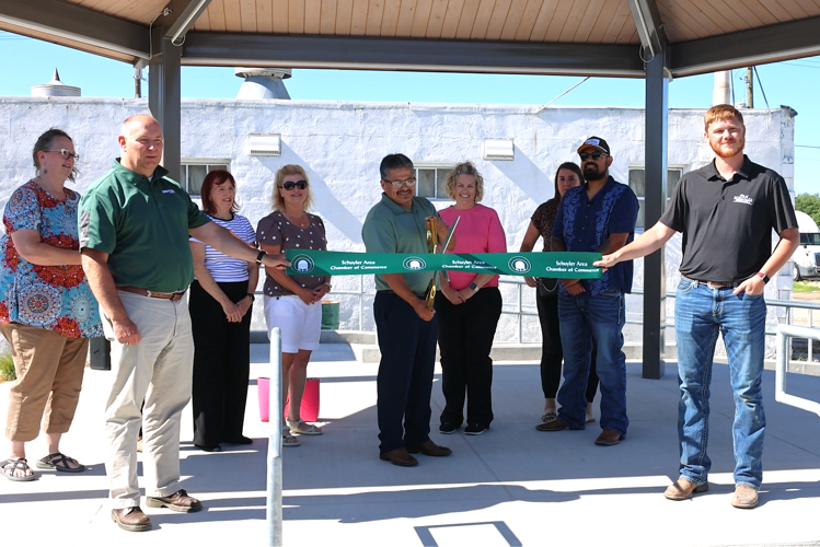 Art Lindberg cutting the ribbon